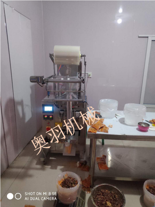 安徽板面底料包裝機(jī) 辣椒+牛油固定比例自動(dòng)包裝_立式包裝機(jī)系列_第1張_石家莊奧羽自動(dòng)化設(shè)備有限公司 安徽板面底料包裝機(jī) 辣椒+牛油固定比例自動(dòng)包裝_http://lntfjy.com_立式包裝機(jī)系列_第1張