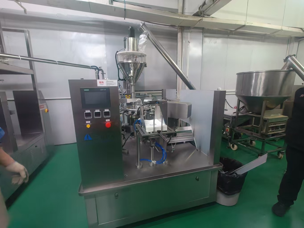 八工位給袋式包裝機(jī)如何實(shí)現(xiàn)粉末醬料通用包裝