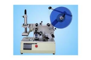 半自動(dòng)方瓶平面貼標(biāo)機(jī)